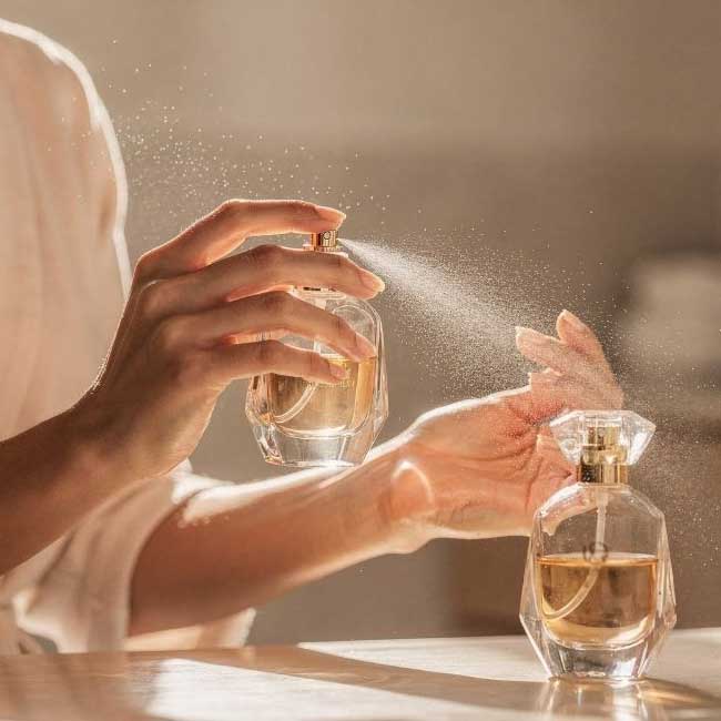 Como Aplicar Perfume Corretamente: O Segredo para Cheirar Bem o Dia Todo Sem Exageros